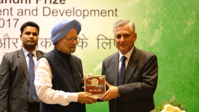 Dr Manmohan Singh receiving the Indira Gandhi Prize for Peace